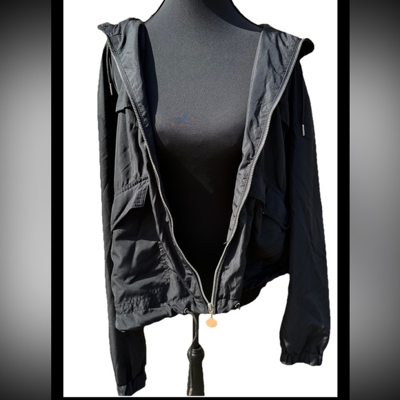 Divided H&M Black Hooded Full Zip Cropped Jacket Women’s Size Large M322 Pockets - Picture 1 of 8